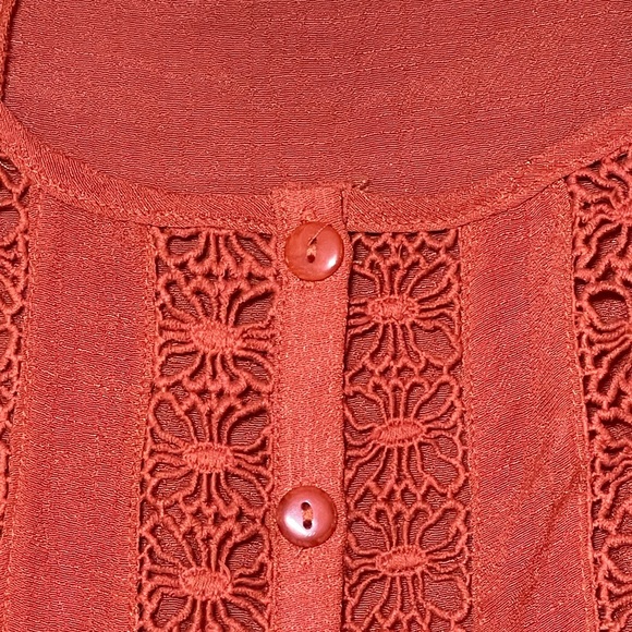 Beautiful CUTOUT BLOUSE by Maurices size Medium - Picture 6 of 9